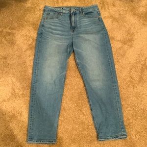 American Eagle Mom Jeans XShort. High waisted nice medium color. Barely worn.